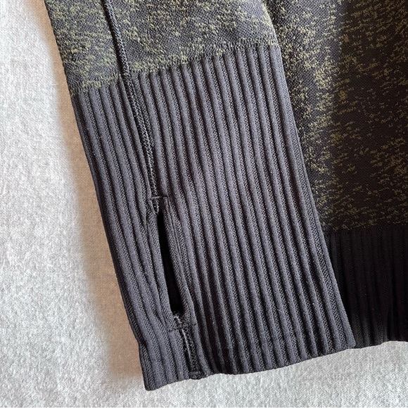 Lululemon long sleeve size 4 - Picture 4 of 4